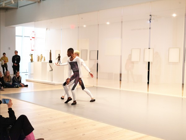 Quenton Stuckey et Brandon Collwes dansent dans Transmissions, Whitney Museum of American Art, 2018
